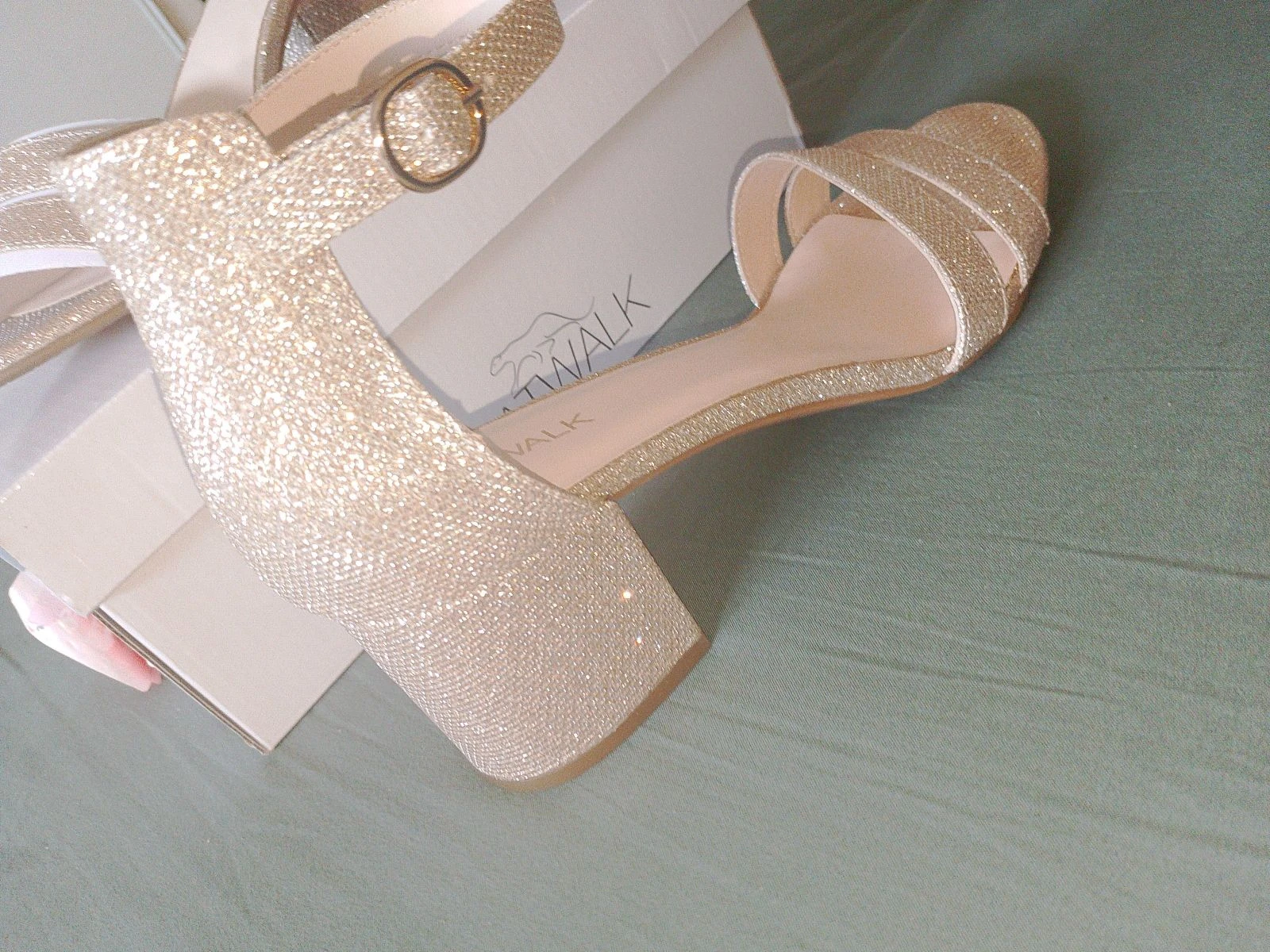 Sandálias douradas com glitter de salto quadrado Catwalk (Tamanho 41) - Novas – photo 2